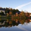 See in Stiege beim Sonnenuntergang mit Blick auf Schloss und Kirche